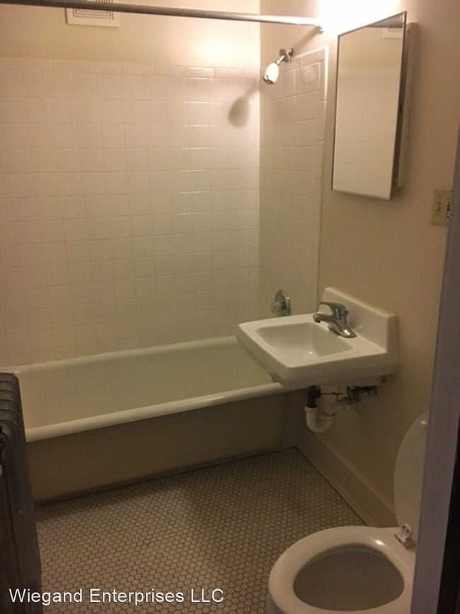 Building Photo - 2324 W Wisconsin Ave