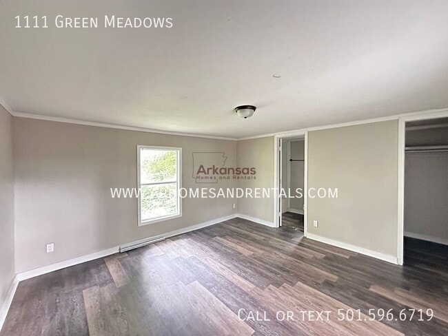 Building Photo - 1111 Green Meadows Dr