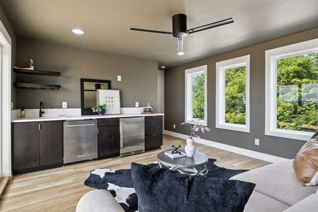 Building Photo - "Spacious 4-Bed, 4-Bath Gem in Nashville -...