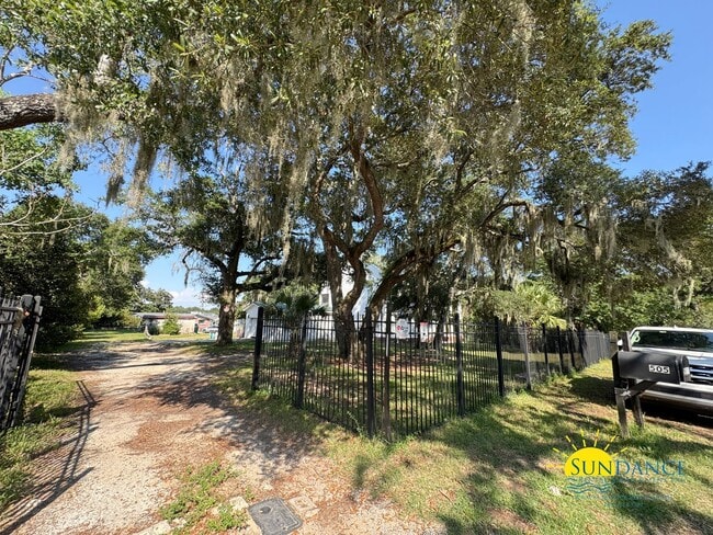 Building Photo - Furnished 4BR Waterfront Home in Fort Walt...