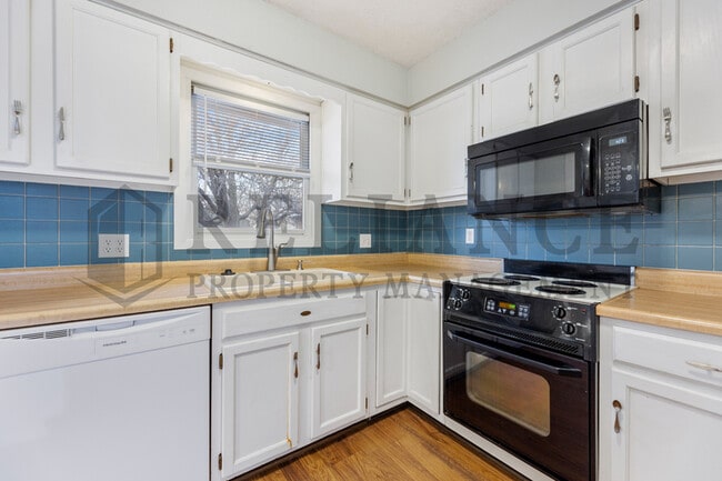 Building Photo - 605 S Kessler St