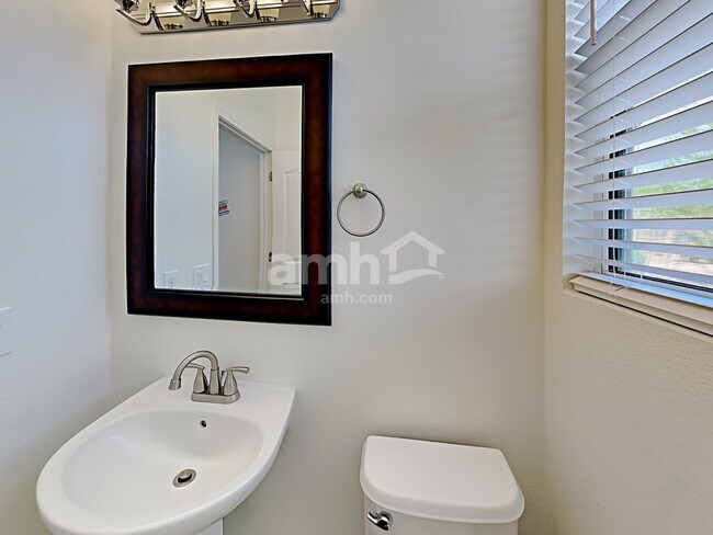 Building Photo - 562 W Paseo Celestial