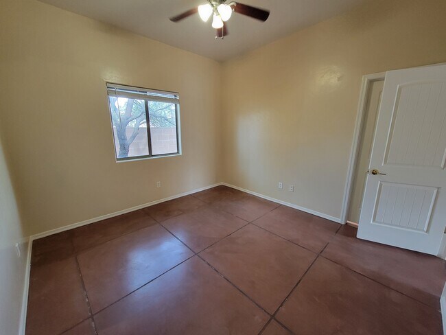 Building Photo - 3331 E Bermuda St