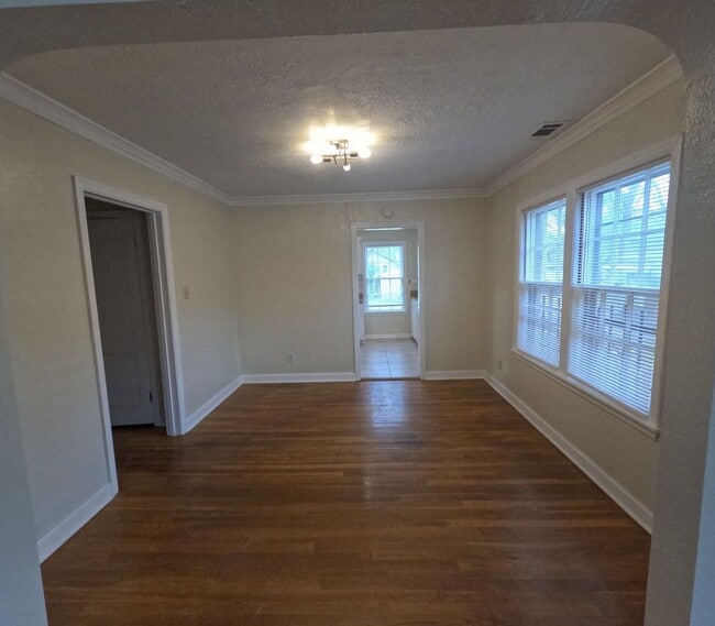 Building Photo - Renovated 3 Bed 1 Bath
