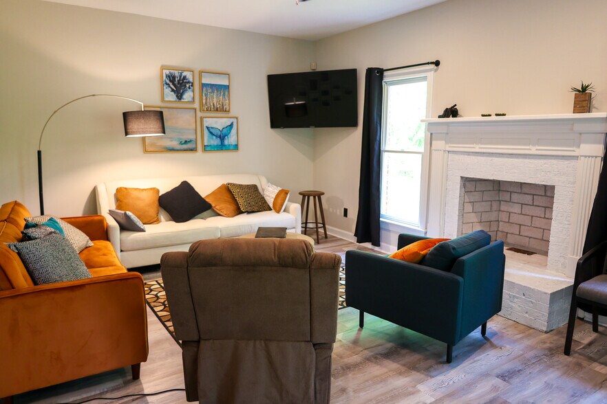 Building Photo - 1208 Enchanted Oaks Dr