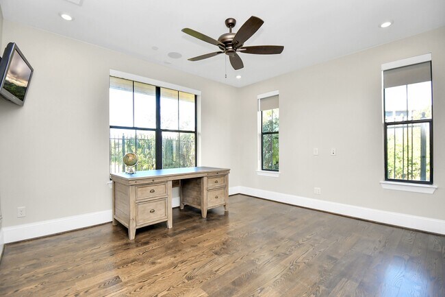 Building Photo - 631 N Live Oak St