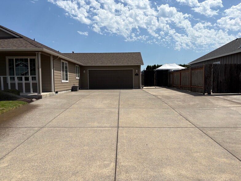 Building Photo - 60 Village Dr