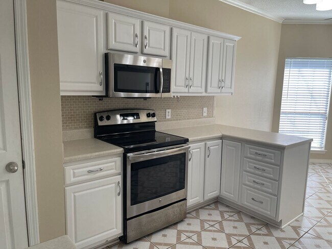 Building Photo - MOVE IN SPECIAL - 2 WEEKS FREE RENT - 3BR ...