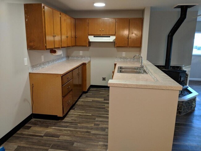 Building Photo - 355 W 6th St