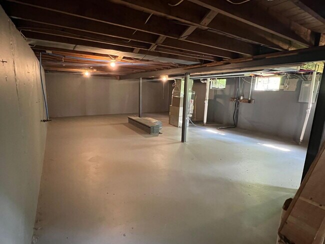 Building Photo - Gorgeous THREE bedroom home with one bath, AVAILABLE NOW!  Passed all inspections!  Gated back ya...