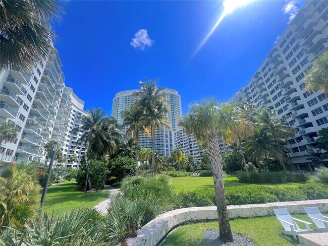 Building Photo - 1500 Bay Rd