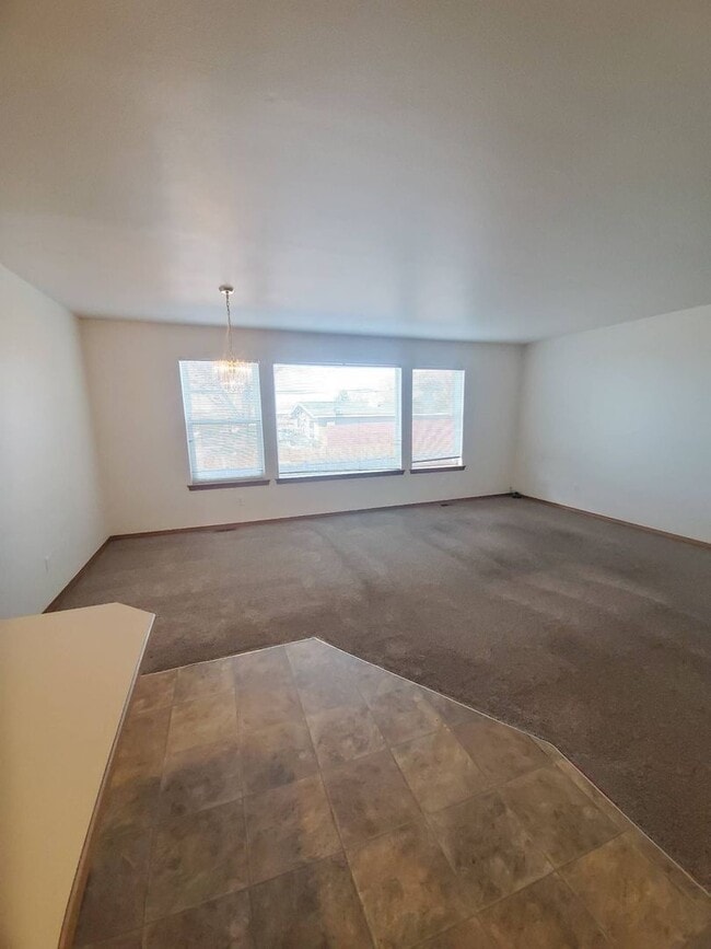 Building Photo - 1306 S Skyline Dr