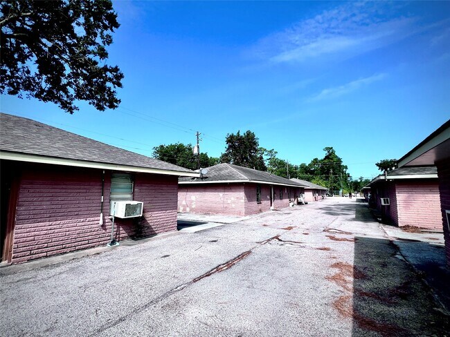 Building Photo - 1825 W Little York Rd