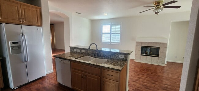 Building Photo - 4 Bedroom 2 Bathroom Home in Elk Grove