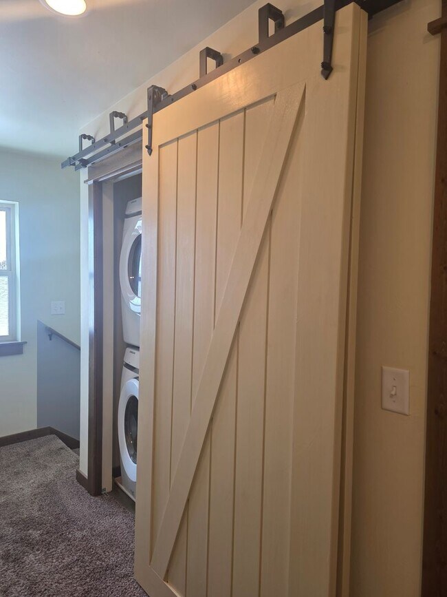 Building Photo - 3 Bedroom 2.5 Bath Condo near MSU