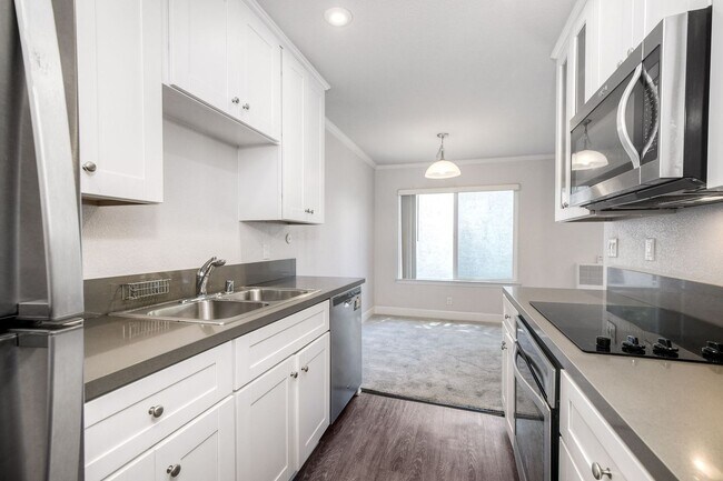 Building Photo - 1 Bedroom, 1 Bathroom Condo in the Villa La Jolla Community