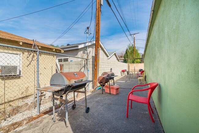 Building Photo - 227 W Alameda Ave