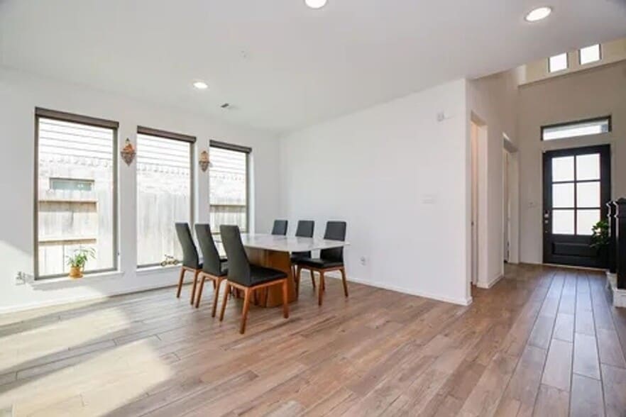 Building Photo - 10423 Mira Ter Trl