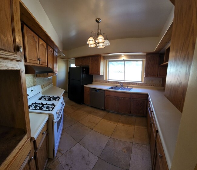 Building Photo - 5 Bedroom 3 Bath close to Poly, hiking and shopping!!