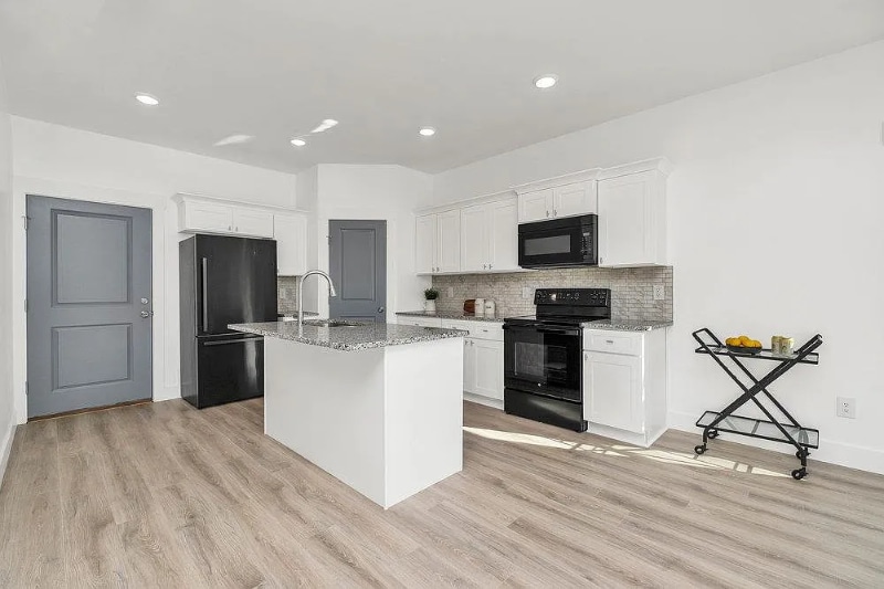 Building Photo - 206 Essex Dr