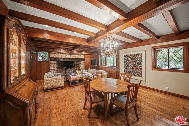 Building Photo - 708 Sierra Dr
