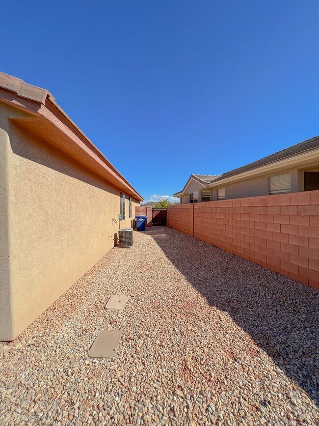 Building Photo - 1775 N Overland Trails Dr