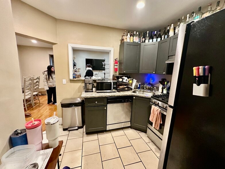 Building Photo - 72 Egmont St