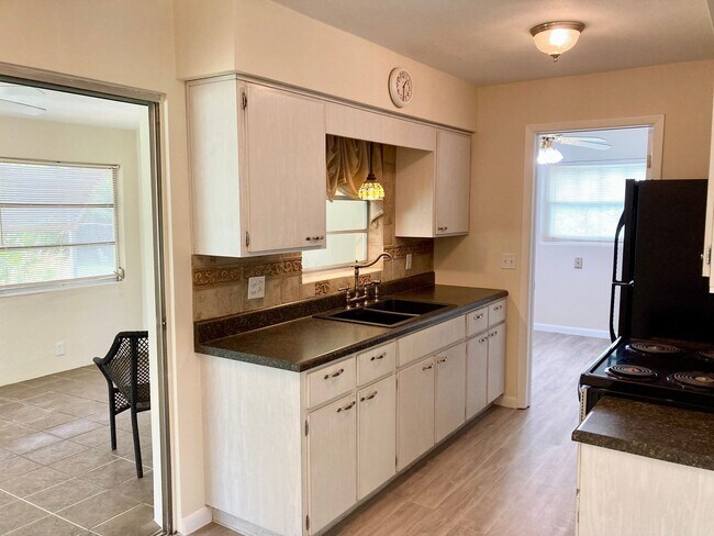 Building Photo - Clean ready to go 2/1 in Beverly Hills!