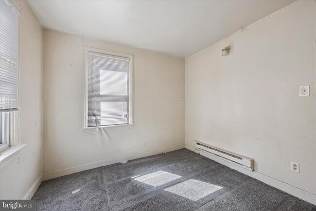 Building Photo - 13 E 21st St