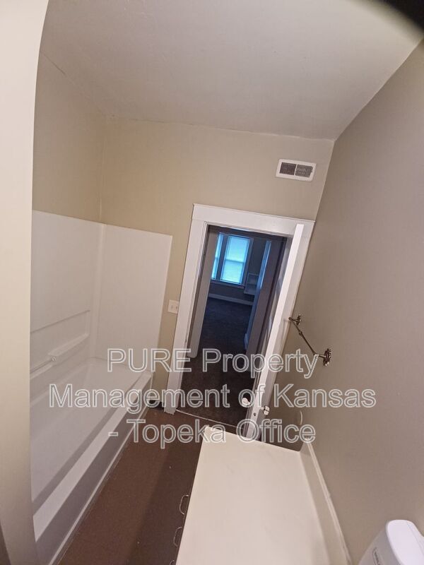 Building Photo - 630 SW Washburn Ave