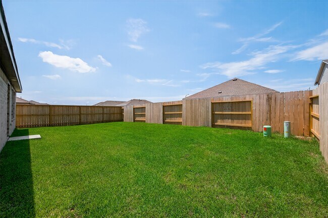 Building Photo - 28938 Rustic Windmill Wy