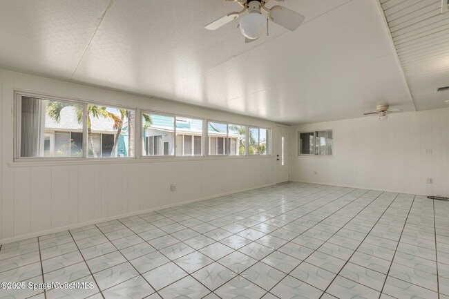 Building Photo - 302 Emerald Pl E