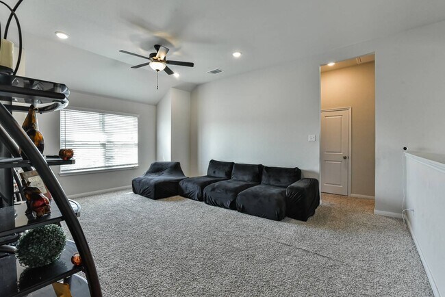 Building Photo - 6306 Golden Gate Dr