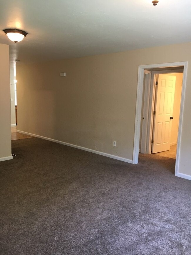 Building Photo - 4 Bedroom 2 Bathroom House - Close to MSU Campus