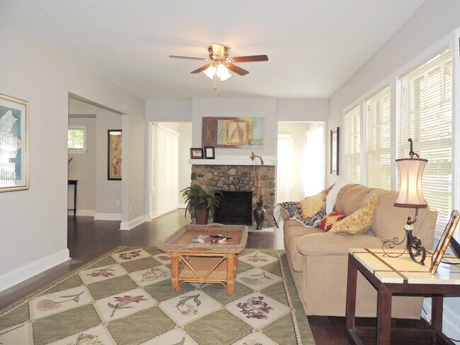 Building Photo - Completely Renovated 5 Bedroom - 1.5 Bath ...