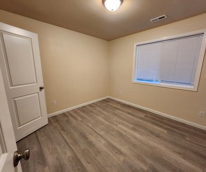 Building Photo - 9270 SE Caruthers St