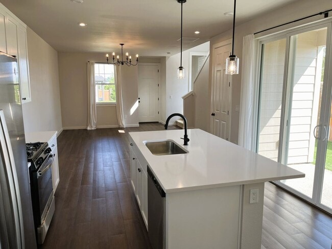 Building Photo - Modern Luxury Meets Convenience in Hillsboro