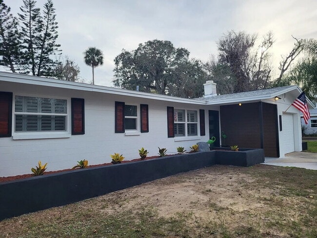 Building Photo - 1121 Clearwater Rd