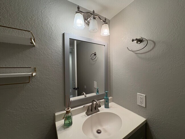 Building Photo - Beautiful 4B/3BA Home in Encinitas!