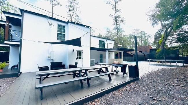 Building Photo - 14614 Bayonne Rd