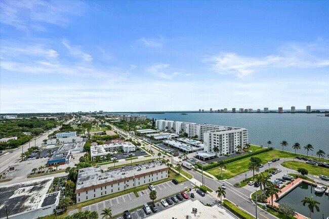 Building Photo - 220 Lake Shore Dr