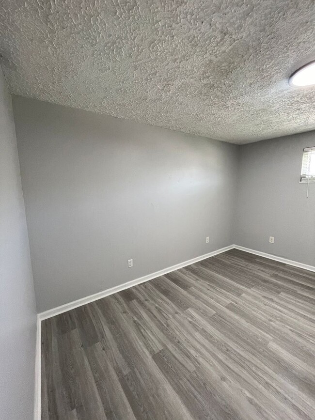 Building Photo - Freshly Renovated 3 Bedroom Ranch with Mod...