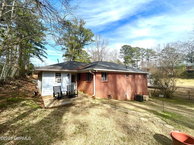 Building Photo - 2113 Valleyview Dr