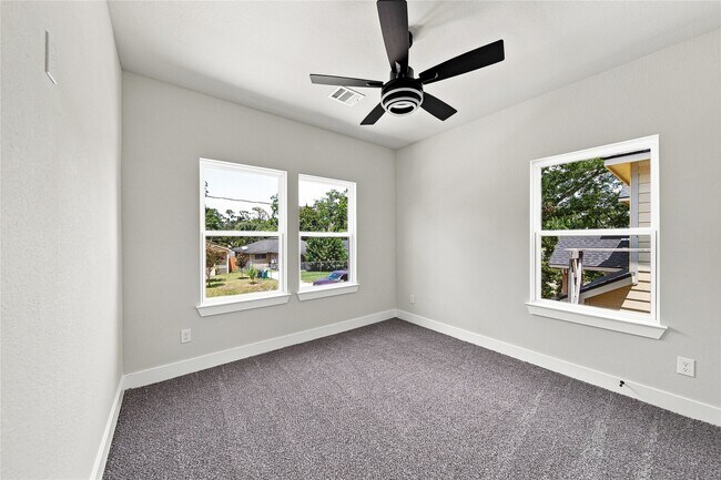 Building Photo - 5610 Kittridge St