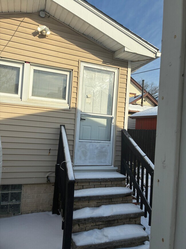 Building Photo - 2721 Woodbridge Ave