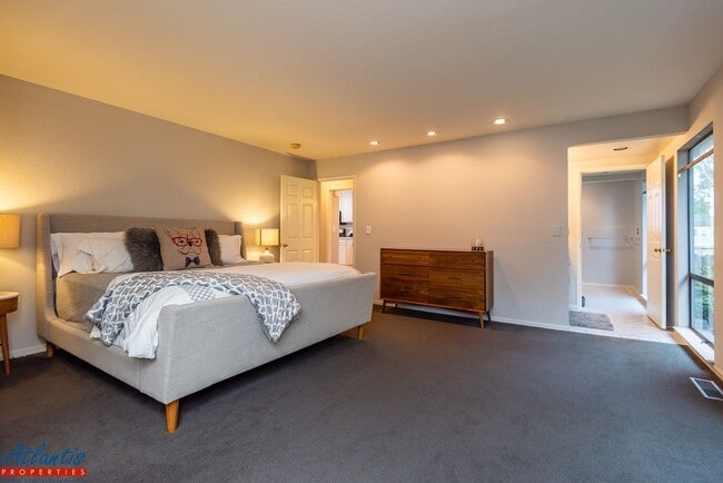 Building Photo - Desirable Home | Oceans Views | Close To B...