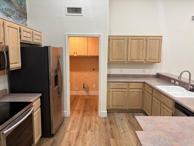 Building Photo - 461 E Pinto Dr