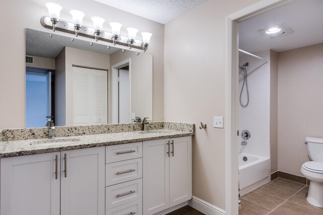 Building Photo - 8535 Casa Del Lago