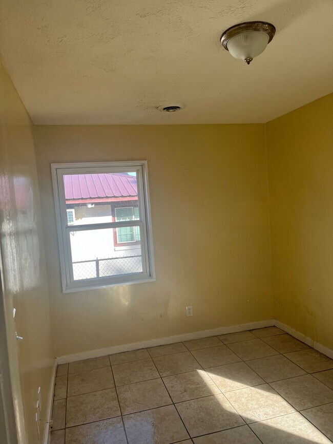 Building Photo - 2 Bedroom Home Midfield area