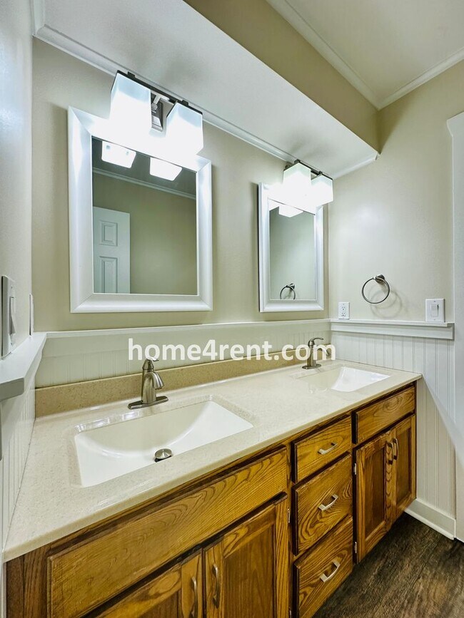 Building Photo - Wonderful Three Bedroom Olathe Home in a Q...